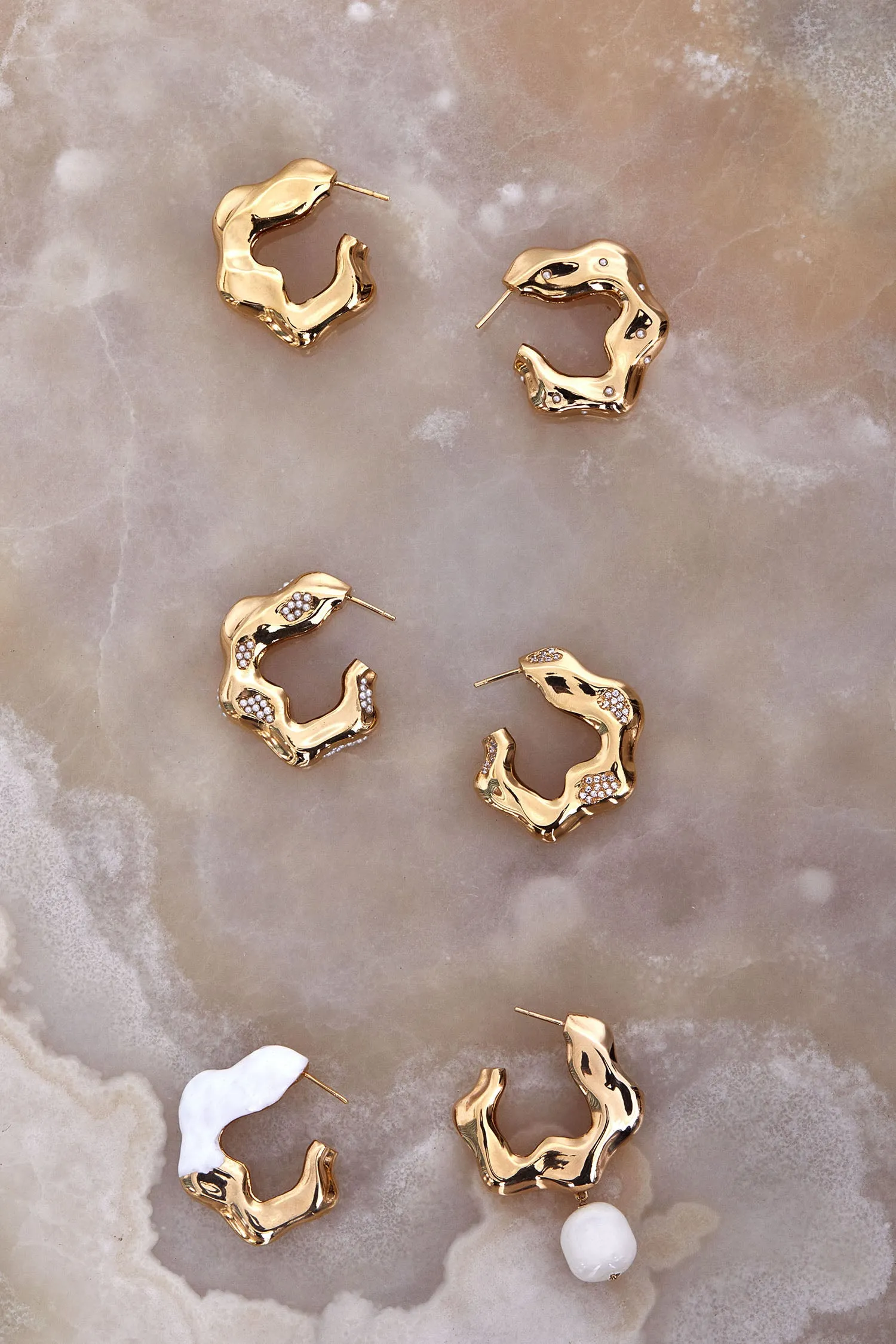 FEMININE WAVES PEARL HOOP EARRINGS