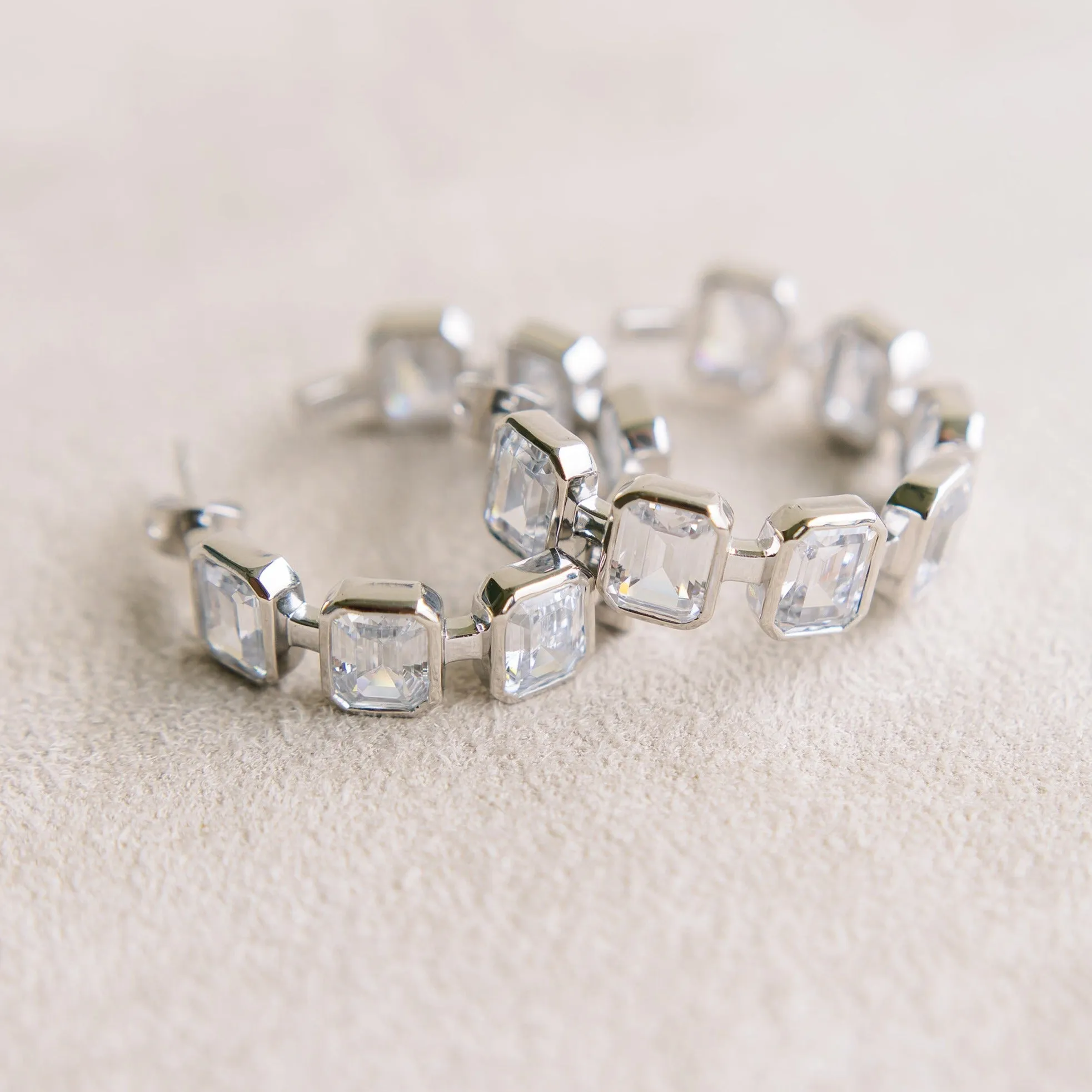 Gesu Hoop Earrings in White Cubic Zirconia and White Gold