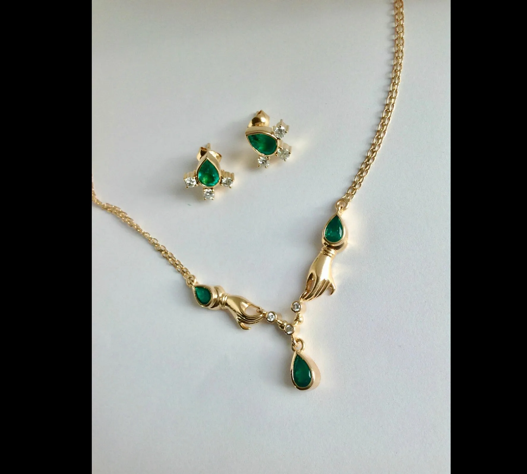 Lady Hands Emerald and Diamond Necklace 18K Gold