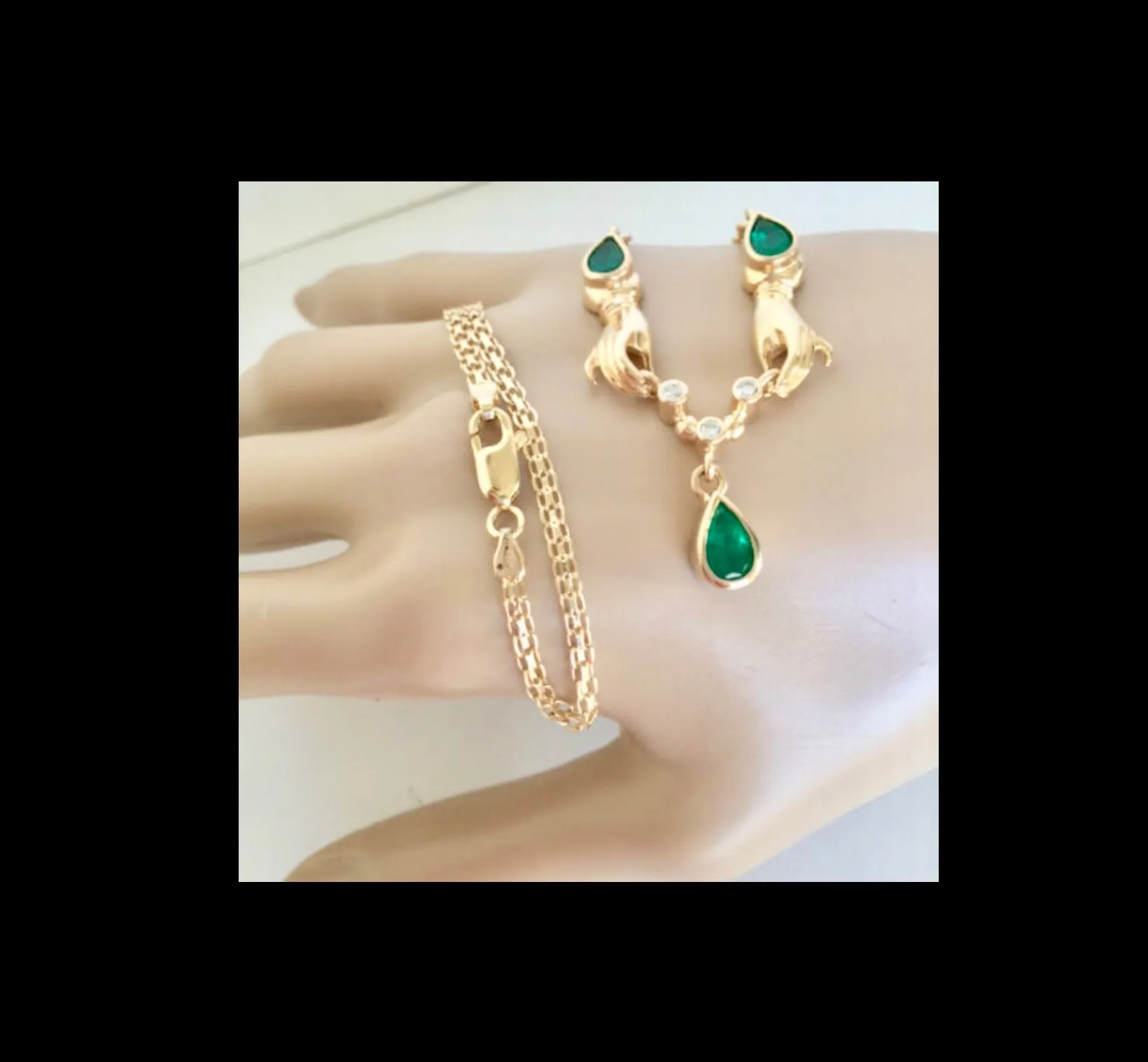 Lady Hands Emerald and Diamond Necklace 18K Gold