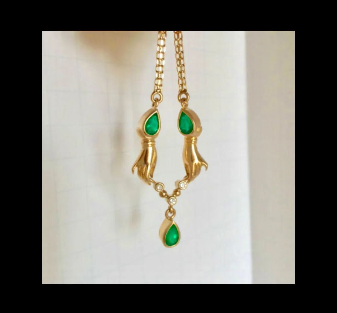 Lady Hands Emerald and Diamond Necklace 18K Gold