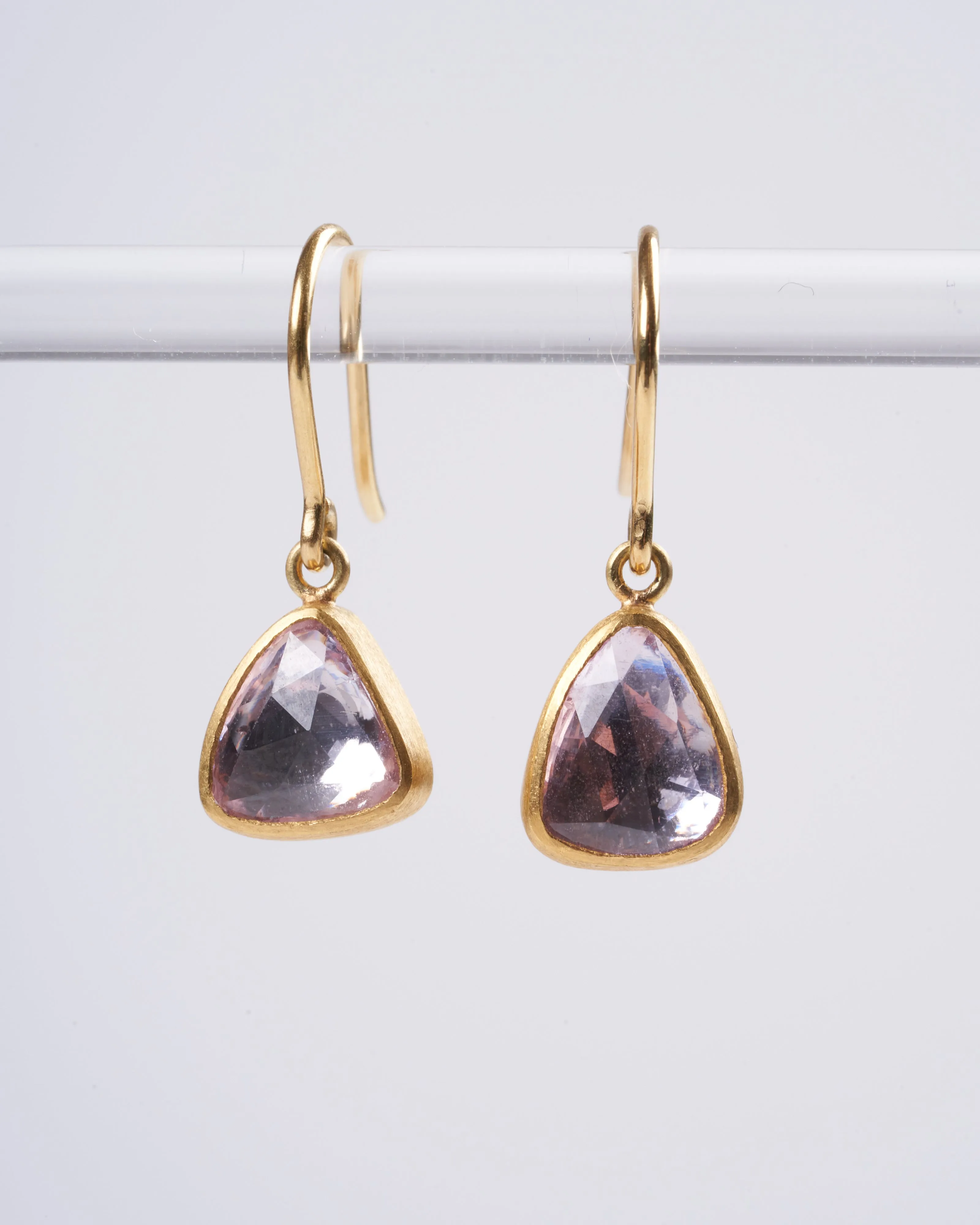 light pink sapphire earrings - pink/ gold