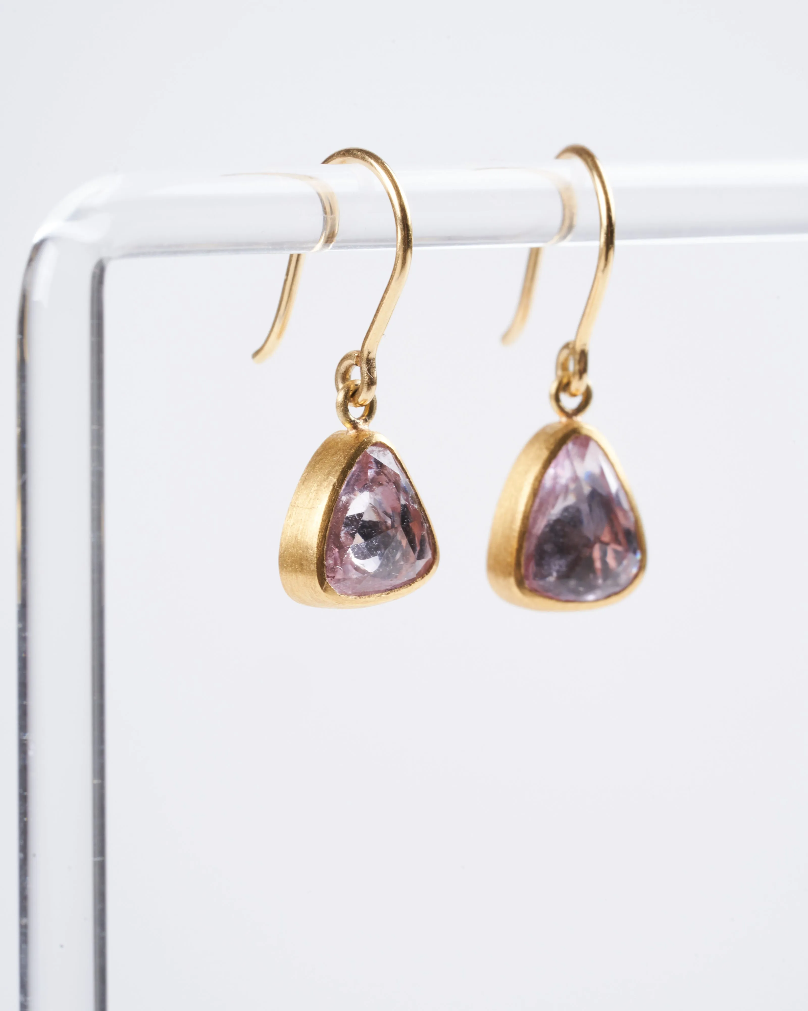light pink sapphire earrings - pink/ gold