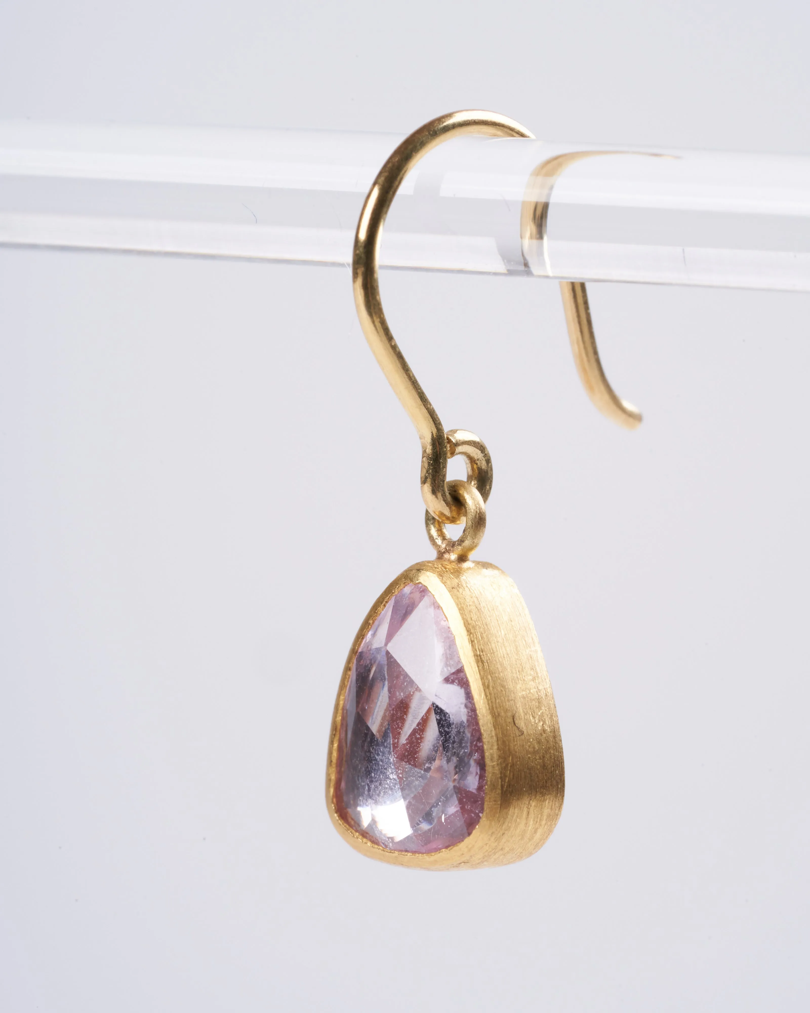 light pink sapphire earrings - pink/ gold